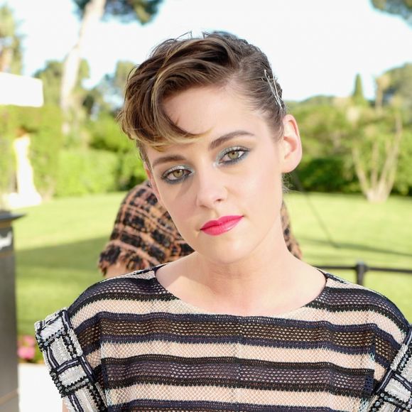 Kristen Stewart usa look com inspiração náutica, make colorida e grampos à mostra nesta quinta-feira, dia 17 de maio de 2018