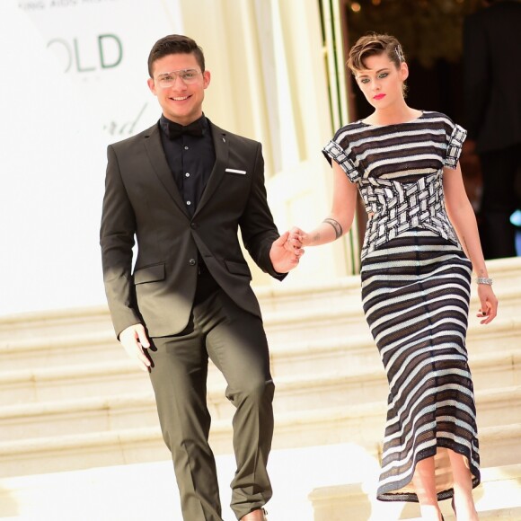 Kristen Stewart escolheu um vestido na altura do tornozelo, fugindo do comprimento exagerado recorrente no tapete vermelho