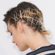 Kristen Stewart deixou grampos prateados à mostra em um penteado moderno