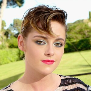 Kristen Stewart combinou sombra azul metálica e batom vibrante cor de rosa