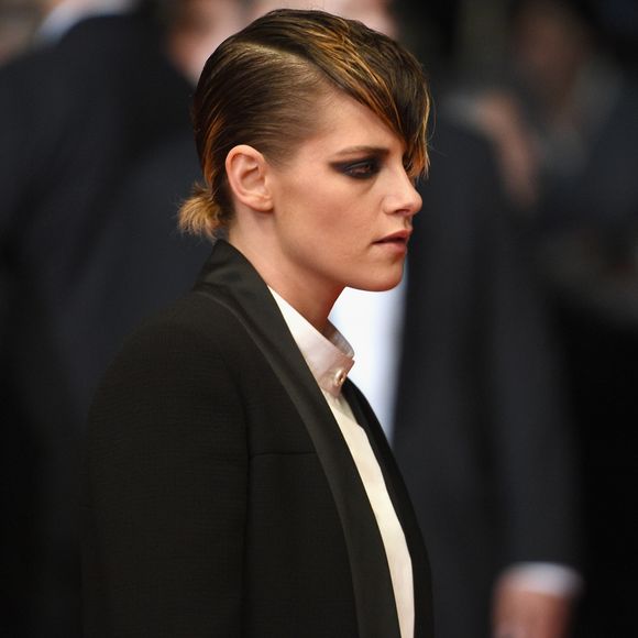 Kristen Stewart exibiu um penteado molhado e úmido com um topete que cobria seus olhos