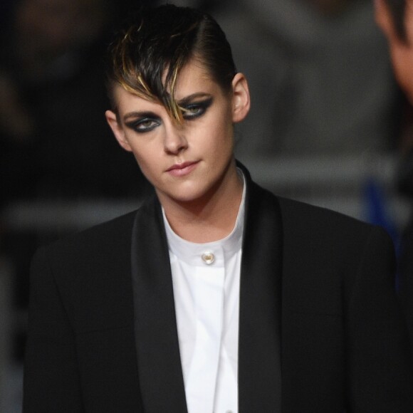 Kristen Stewart usou uma maquiagem particularmente pesada de olhos escuros