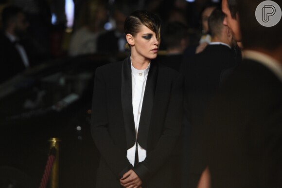 Kristen Stewart usou um look Chanel para prestigiar a exibição do filme 'Knife + Heart'