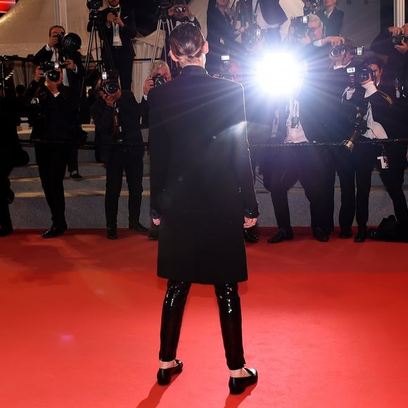 Kristen Stewart atraiu os flashes em sua passagem pelo tapete vermelho