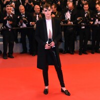 Kristen Stewart atrai flashes com look andrógino no tapete vermelho de Cannes