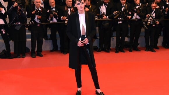 Kristen Stewart atrai flashes com look andrógino no tapete vermelho de Cannes