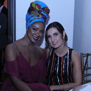 Fátima Bernardes posa com a atriz Cris Vianna em premiação no Rio