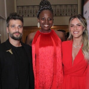 Giovanna Ewbank e Bruno Gagliasso com Luana Génot, diretora executiva do ID_BR, no jantar pela igualdade racial