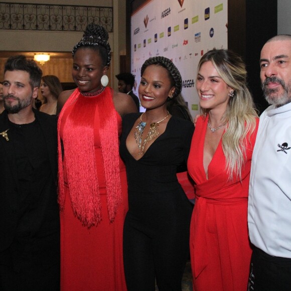 Giovanna Ewbank e Bruno Gagliasso com Luana Génot, Cintia Rosa e Henrique Fogaça no jantar pela igualdade racial