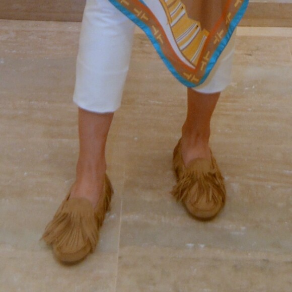 Camila Queiroz combinou blusa de estampa lenço com mocassim de franjas da marca Tod's
