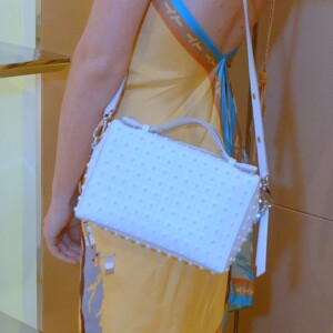 Camila Queiroz apostou em mini bag de taxas da marca Tod's