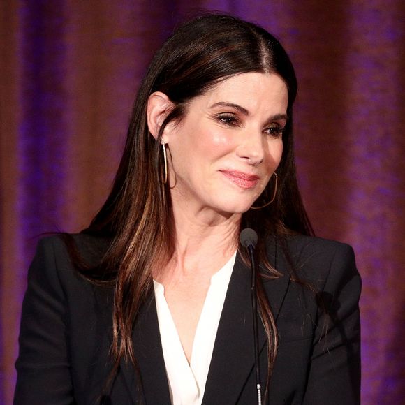 O método usado por Sandra Bullock 'inclui uma limpeza, seguida por uma intensa casca de peeling, microagulha e máscara eletrizante para acalmar a pele, seguida pelo de soro de EGF (Fator de Crescimento Epidérmico)'