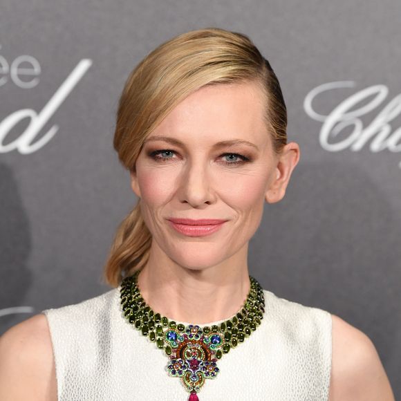 Cate Blanchett descreveu o tratamento de beleza: 'É algo - eu não sei o que é, ou seja o que for, porque cheira um pouco como esperma. Há algumas enzimas nele, então Sandra se refere a isso como 'o pênis facial'