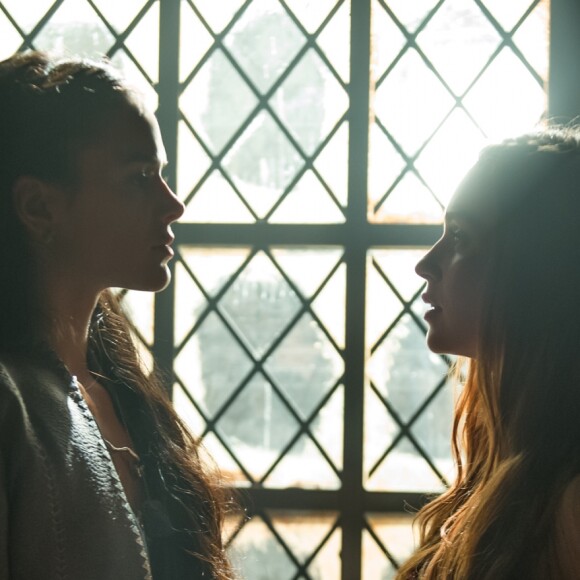 Amália (Marina Ruy Barbosa) discute com Catarina (Bruna Marquezine) ao desconfiar que a vilã foi quem armou contra ela nos próximos capítulos da novela 'Deus Salve o Rei'