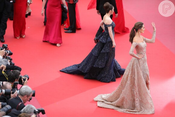 Rabo de cavalo baixo foi a escolha de Alessandra Ambrosio na première do filme 'The Wild Pear Tree (Ahlat Agaci)', no Festival de Cinema de Cannes