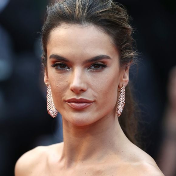Alessandra Ambrosio completou a produção com brincos em formato de folha