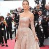 O vestido ombro a ombro de Alessandra Ambrosio em Cannes tem detalhes em paetê