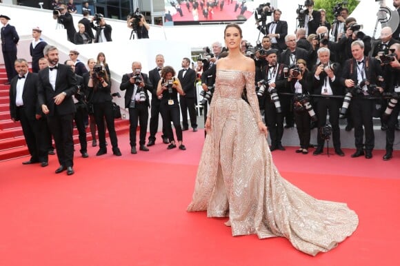 O vestido ombro a ombro de Alessandra Ambrosio em Cannes tem detalhes em paetê