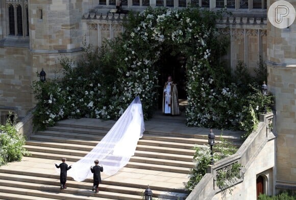 Meghan Markle usou um vestido com véu de 5 metros no seu casamento com o príncipe Harry, neste sábado, 19 de maio de 2018