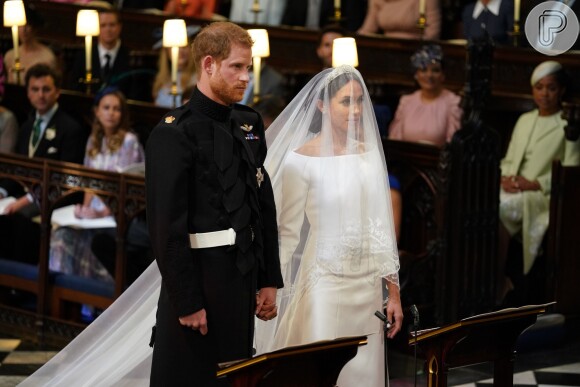 Meghan Markle apostou em véu de 5 metros com flores bordadas à mão em fios de organza e seda no seu casamento com o príncipe Harry