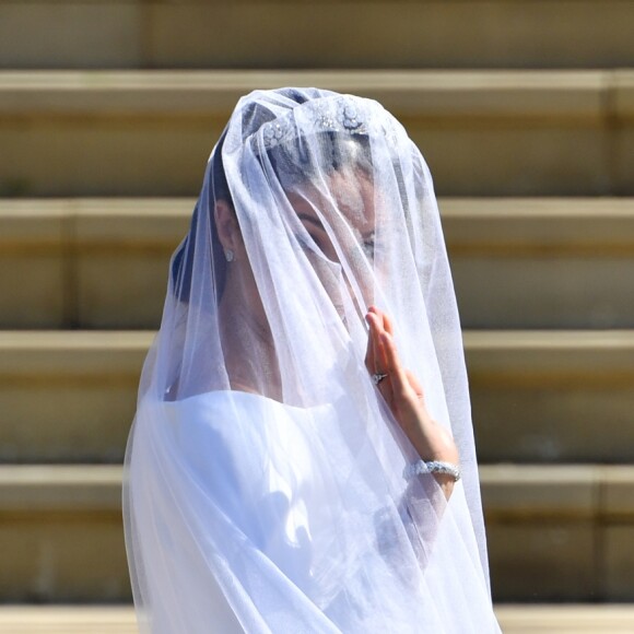 Meghan Markle acenou para os súditos ao chegar à capela de St. George, em Windsor, para se casar com o príncipe Harry