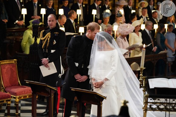 Meghan Markle deixou uma parte dos ombros à mostra no seu casamento com o príncipe Harry. O vestido fechado no colo combinou com decote canoa