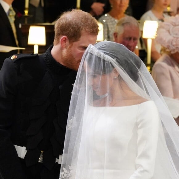 Meghan Markle deixou uma parte dos ombros à mostra no seu casamento com o príncipe Harry. O vestido fechado no colo combinou com decote canoa