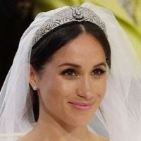 Meghan Markle usa vestido minimalista e tiara de diamante em casamento com Harry