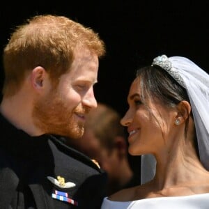 O buquê de Meghan foi assinado por Philippa Craddock e reuniu flores do jardim do Palácio de Kensington, entre elas a Miosótis, preferida de Lady Di, que, segundo um comunicado oficial enviado neste sábado, foi escolha do próprio príncipe na véspera do casamento como forma de homenagear a mãe