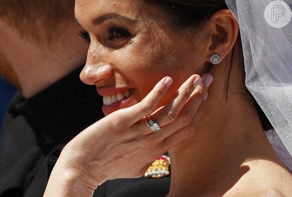 Detalha da joia usada por Meghan Markle em seu casamento com o príncipe Harry