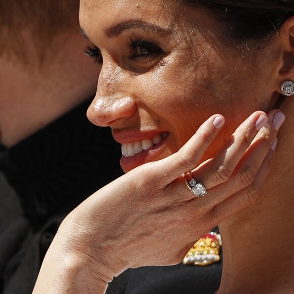 Detalha da joia usada por Meghan Markle em seu casamento com o príncipe Harry