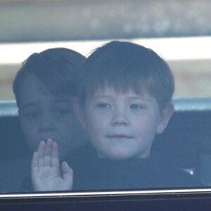 Kate Middleton chegou acompanhada dos filhos a princesa Charlotte e o príncipe George e de outras crianças