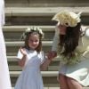 A princesa Charlotte divertiu a mãe, Kate Middleton, ao acenar para súditos no casamento de Meghan Markle e do príncipe Harry