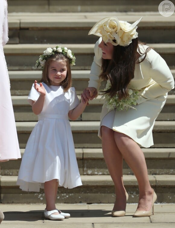 A princesa Charlotte divertiu a mãe, Kate Middleton, ao acenar para súditos no casamento de Meghan Markle e do príncipe Harry