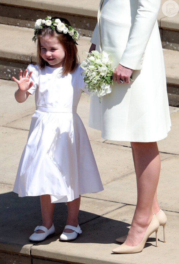 Acompanhada da mãe, a princesa Charlotte, de 2 anos, acenou para os súditos no casamento de Meghan Markle e do príncipe Harry
