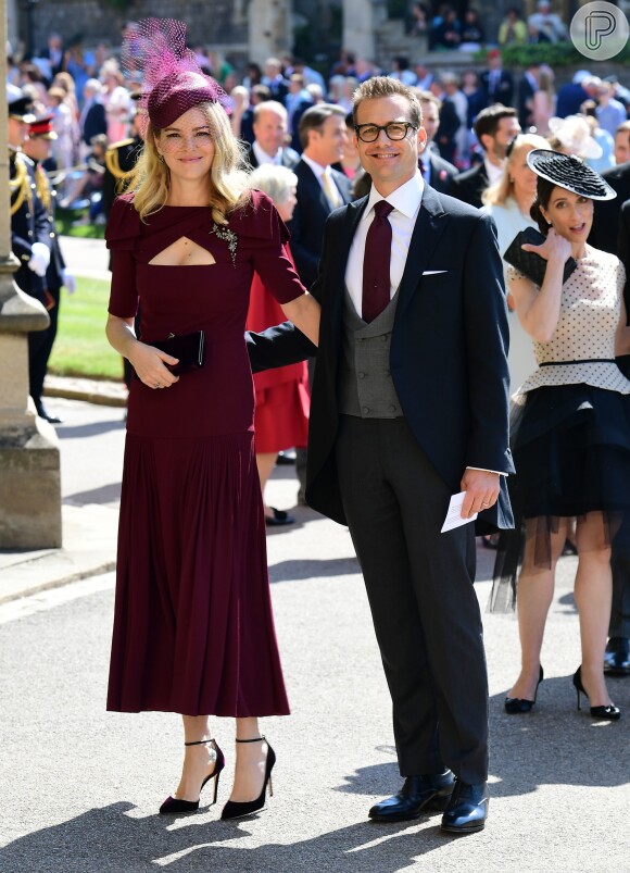 A atriz americana Jacinda Barrett combinou seu vestido com a gravata do marido, Gabriel Macht, no casamento do príncipe Harry com Meghan Markle