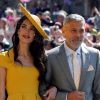 Amal Clooney, mulher de George Clooney, apostou em vestido midi Stella McCartney para o casamento de Meghan Markle e do príncipe Harry