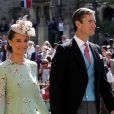  Pippa Middleton, irmã de Kate Middleton, acompanhada do marido, James Matthews, optou por um vestido floral da grife The Fold para o casamento de Meghan Markle e do príncipe Harry 
