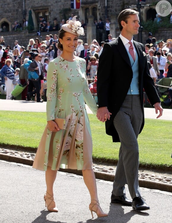 Pippa Middleton, irmã de Kate Middleton, acompanhada do marido, James Matthews, optou por um vestido floral da grife The Fold para o casamento de Meghan Markle e do príncipe Harry