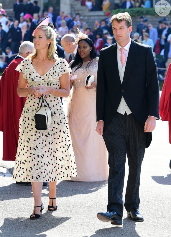 Edwina Louise Grosvenor, acompanhada de Dan Snow, usou um look claro no casamento do príncipe Harry com Meghan Markle