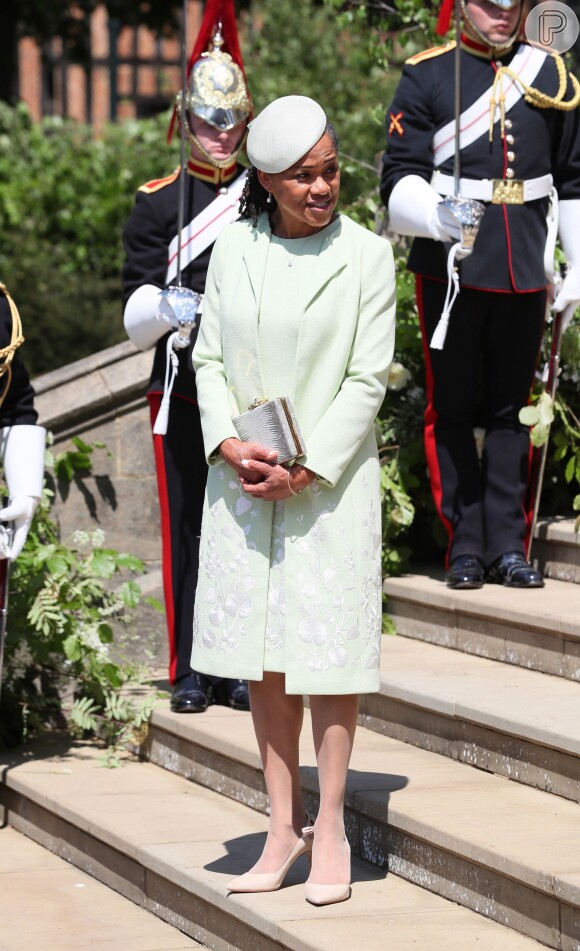 Doria Ragland, mãe de Meghan Markle, combinou o vestido claro e estampado Oscar de la Renta com boina no casamento da filha com o príncipe Harry