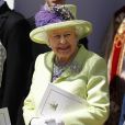 A Rainha Elizabeth II optou por um look chamativo no casamento do príncipe Harry com Meghan Markle