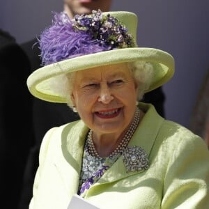 A Rainha Elizabeth II optou por um look chamativo no casamento do príncipe Harry com Meghan Markle