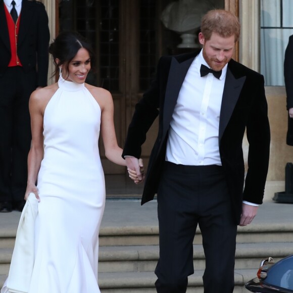 Meghan Markle usou vestido de crepe de seda com gola alta e sem mangas da grife Stella McCartney