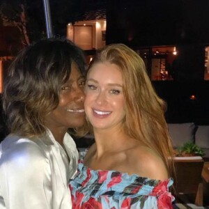 Marina Ruy Barbosa posa com Gloria Maria no bar-mitzvá de Joaquim