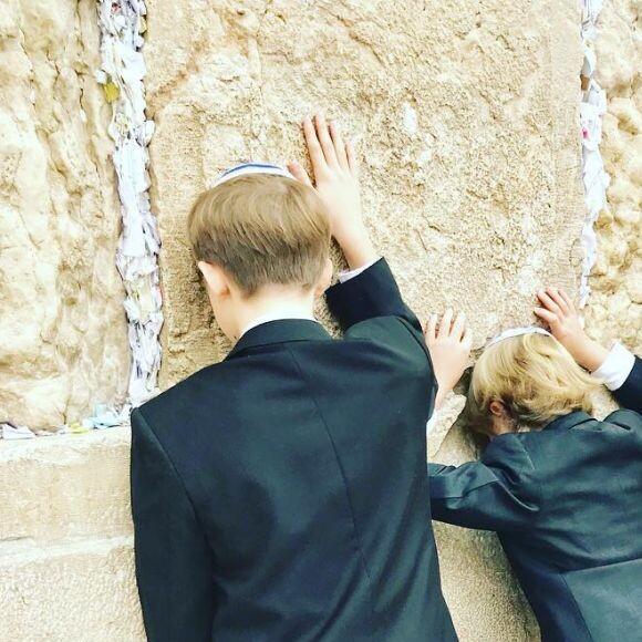 Joaquim e Benício seguem a religião do pai, Luciano Huck