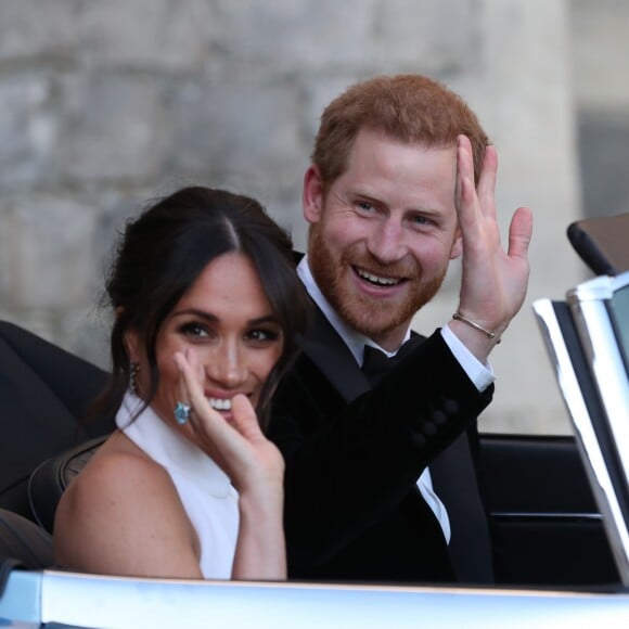 Meghan Markle e príncipe Harry acenaram para os súditos