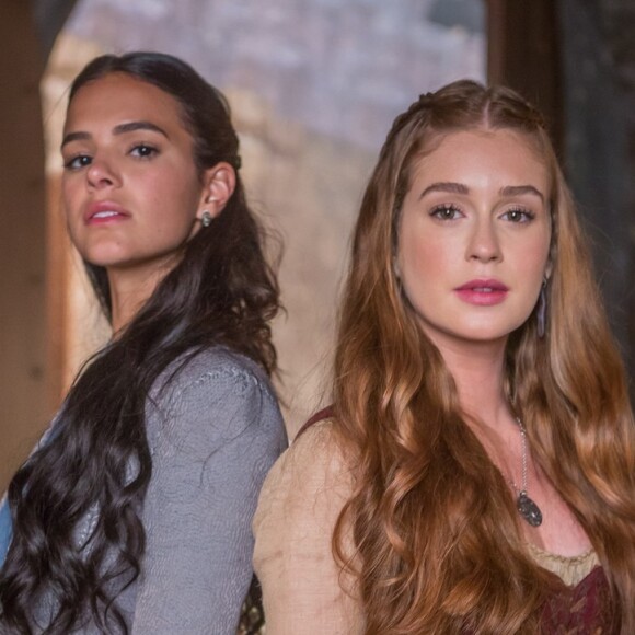 Catarina (Bruna Marquezine) já tentou matar Amália (Marina Ruy Barbosa) em incêndio e a acusou de ser bruxa na novela 'Deus Salve o Rei'