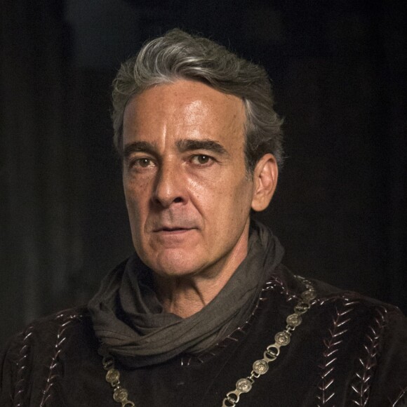 Catarina (Bruna Marquezine) vai ser chantageada por Otávio (Alexandre Borges) para se casar com ele na novela 'Deus Salve o Rei'