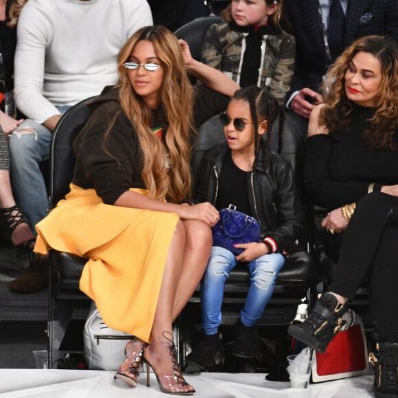 Filha mais velha de Beyoncé, Blue Ivy assistiu jogo de basquete ao lado da mãe usando bolsa de R$ 7 mil